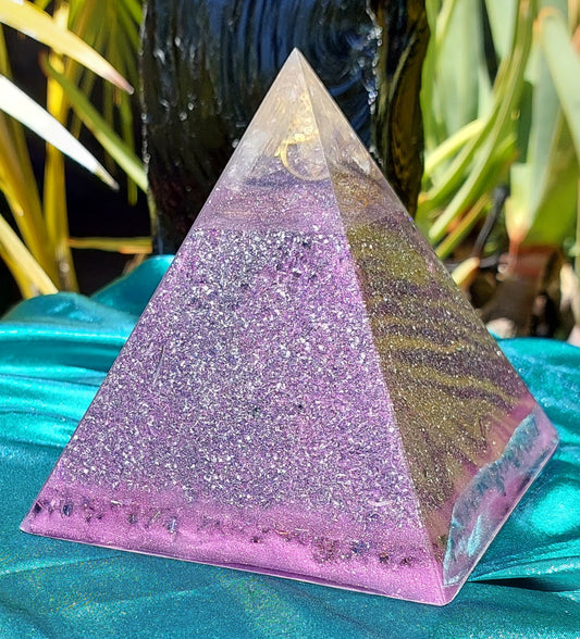 Purple Radiance - Orgonite Pyramid with Quartz Points & Sacred Geometry