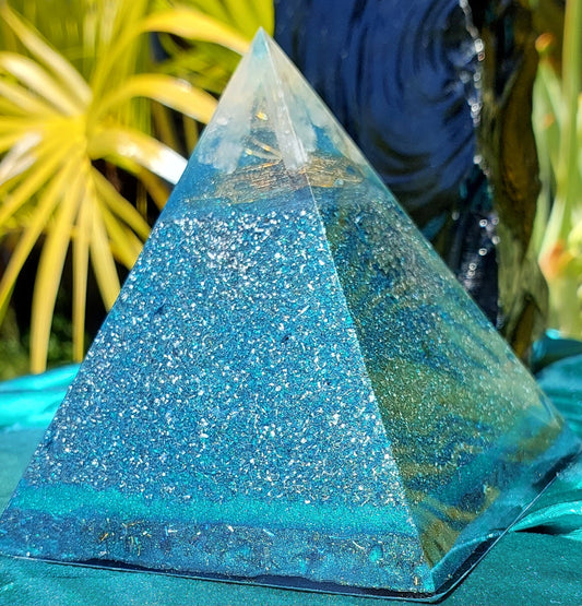 Green Radiance - Orgonite Pyramid with Quartz Points & Sacred Geometry