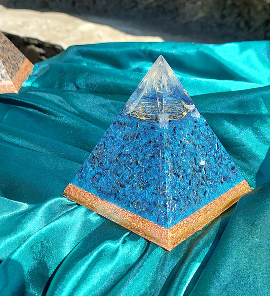 Blue Copper Radiance - Orgonite Pyramid with Quartz Points & Sacred Geometry